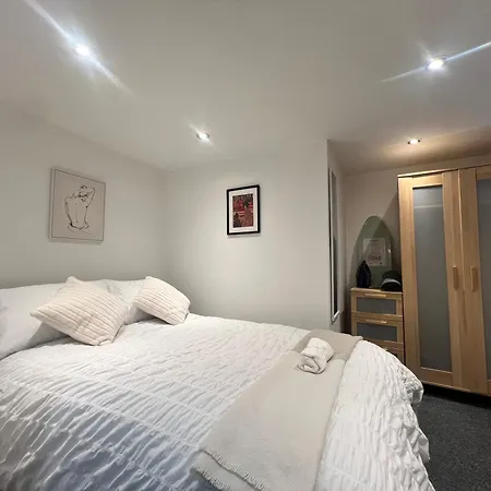 The Bluebird I 3* Leeds (West Yorkshire)