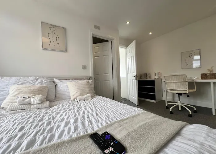 The Bluebird I 3* Leeds (West Yorkshire)